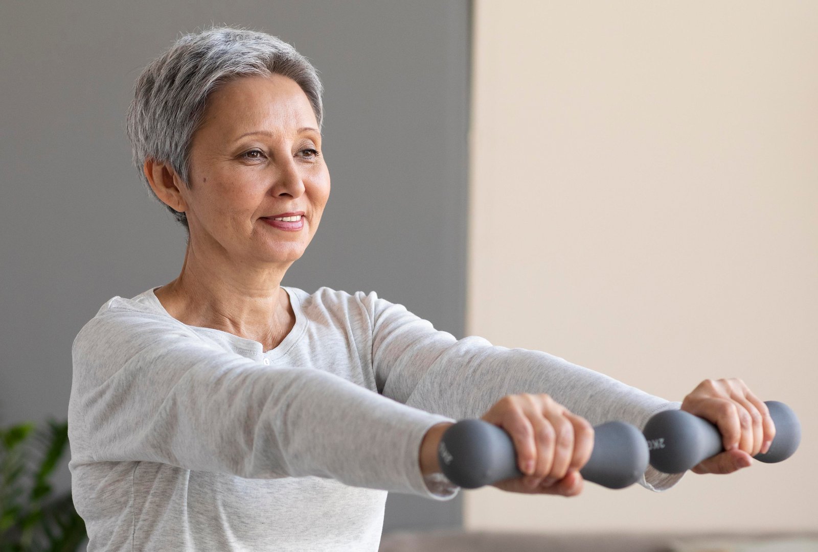 Por que a menopausa enfraquece os ossos?